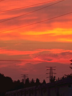 夕阳下的天空与电力设施