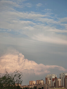 城市上空的梦幻云朵