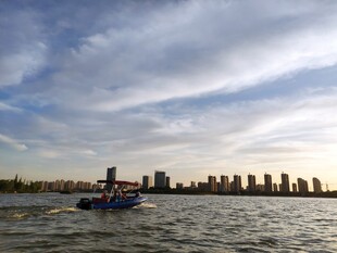 河畔城市风光与水上船只