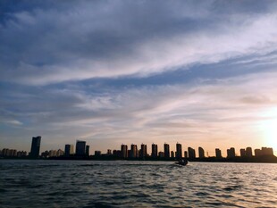 城市江畔日落天际美景