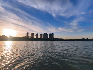 湖畔城市日落美景