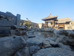 古遗址中的石景与传统建筑