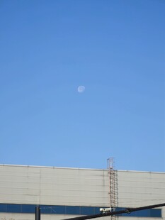 蓝天桥梁上的月亮
