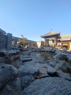 古老石砌遗址与传统建筑