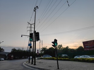 黄昏路口的交通设施景象