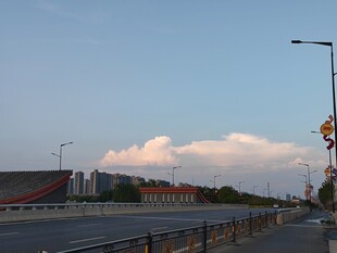 城市道路边的蓝天与白云