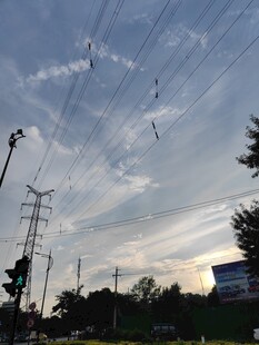 天空下的电线与林立电杆