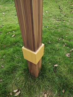 木质立柱底部的金色护角