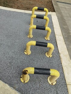 黄色金属挡车器整齐排列