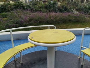 户外黄色休闲桌椅景观