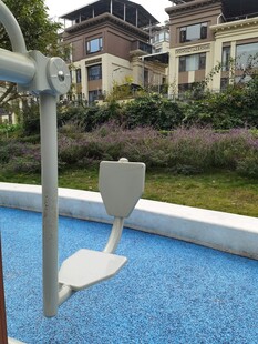 户外泳池旁的休闲设施