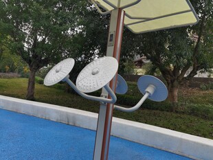 户外健身器材蓝色场地旁