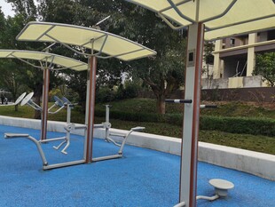 户外蓝色地面健身设施区