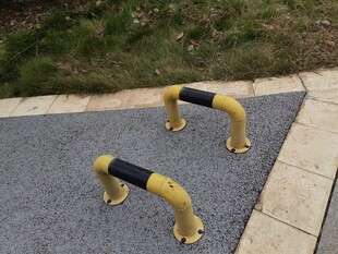 户外黄色健身双杠