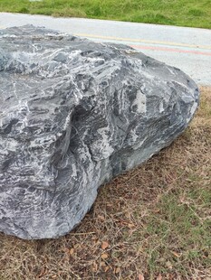 户外灰色纹理大石头