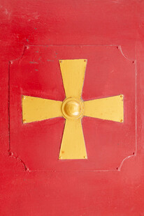 红色背景上的黄色十字标志