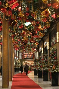 商场节日装饰华丽长廊