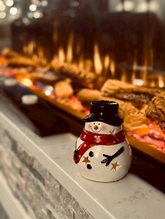 雪人旁的诱人烘焙美食