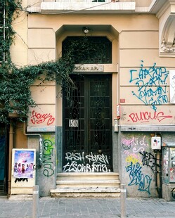 涂鸦装点的古朴建筑门口