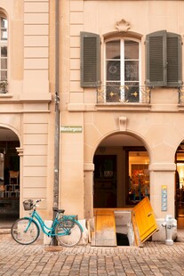 欧式街道旁的温馨店铺