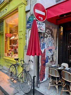 街头小店旁的休闲场景