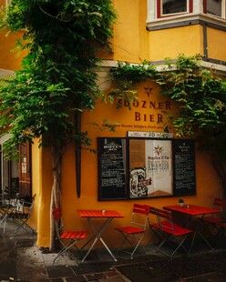 黄色小屋旁的户外休闲角落