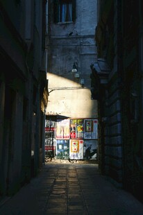 小巷光影中的多彩店铺