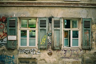 斑驳墙面的涂鸦旧窗