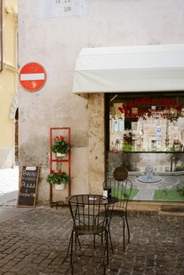 街边惬意的户外休闲角落