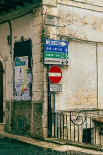 街角的路标与禁止通行标志