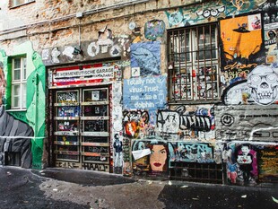 街头涂鸦装饰的杂货店