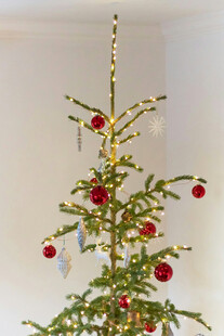 装饰精美的小型圣诞树