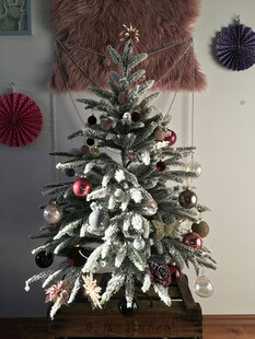 装饰精美的白色圣诞树