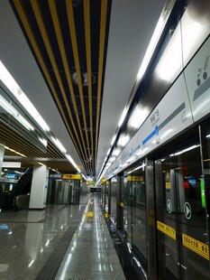 地铁车站内部空旷场景