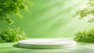 绿意环绕的圆形展示平台