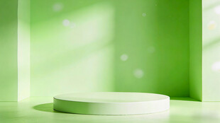 绿色背景中的白色展示台