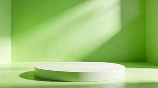 绿色背景中的白色圆形展台