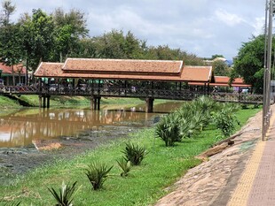 河畔古桥 尽显自然古朴之美