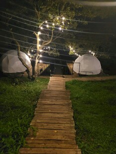 夜晚草坪上的梦幻露营帐篷