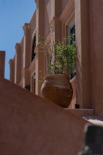 建筑边的绿植陶罐景观