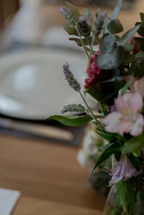 餐桌旁的精致花卉摆件