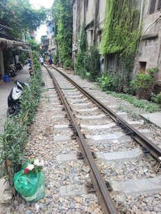 废弃铁轨旁的静谧小巷
