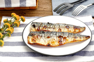 香煎秋刀鱼摆于精致餐盘