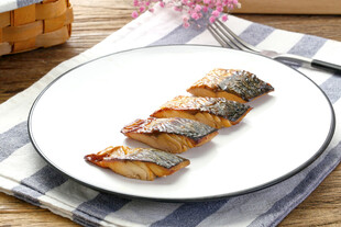 香煎鱼块摆于精致餐盘