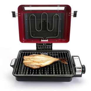 红色烤架上的烤鱼