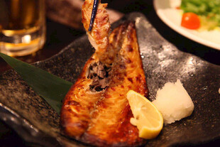 日式烤鳗鱼配柠檬