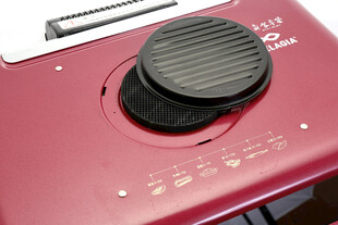 红色设备上的圆形旋钮