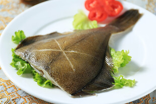 清蒸多宝鱼摆放在盘中