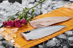 鲜鱼配玫瑰与刀具