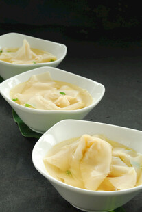 美味馄饨摆放在精致小碗中